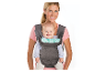 Mère portant un bébé dans une écharpe de portage Infantino.