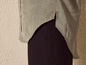 Une chemise à manches longues grise et un pantalon noir.
