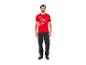 T-shirt Parkside rouge avec motif outils et pantalon de travail.