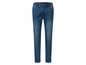 Un jean bleu avec une taille élastique.