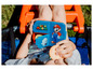 Un enfant mange une collation dans une boîte à lunch Super Mario.