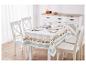 Table blanche avec nappe d'automne et chaises.