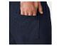 Pantalon foncé avec poche : détail d'un tissu confortable.