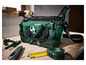 Une sacoche à outils verte avec un ruban à mesurer Parkside, une pince et des tournevis.