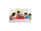 Un homme et deux enfants jouent joyeusement au baby-foot sur une table blanche.
