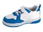 Chaussures de sport blanches et bleues pour enfant.