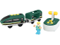 Train jouet vert avec wagons, figurine et télécommande.