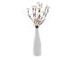 Vase blanc avec branches de fleurs de cerisier illuminées