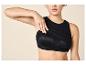Femme en débardeur noir et soutien-gorge de sport noir