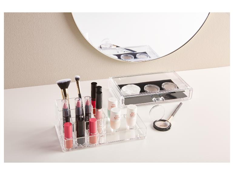 Organisateur de maquillage avec des rouges à lèvres, des gloss à lèvres et des vernis à ongles de Cien.
