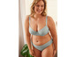 Une femme en soutien-gorge et culotte bleu clair.