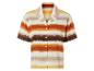 Une chemise blanche à manches courtes avec des rayures dans les tons orange, marron et beige.