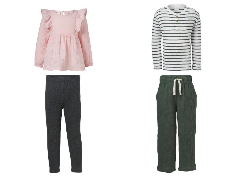Ensembles de vêtements pour enfants : haut rose à volants avec leggings gris, haut rayé avec pantalon vert.