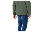 Un homme portant une veste vert olive et un jean bleu.