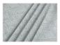 Tissu plissé gris clair avec un motif de feuilles et de branches.