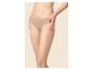 Femme en culotte couleur chair, mains sur les hanches