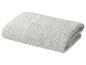 Serviette en coton grise pliée avec un motif décoratif