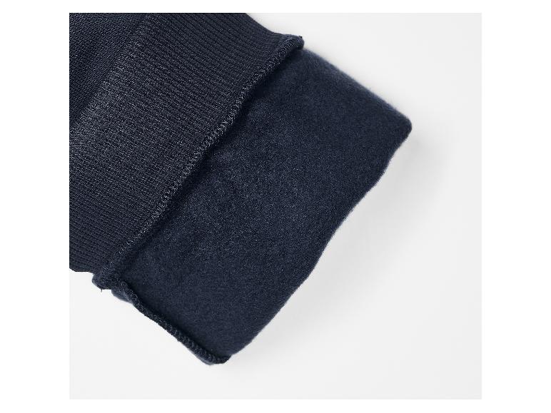 Vue détaillée du tissu tricoté bleu foncé et de la doublure en polaire.