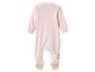 Vue arrière d'une grenouillère rose clair pour bébé avec pieds.