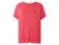 Un t-shirt rose corail avec des détails en dentelle au niveau de l'encolure.