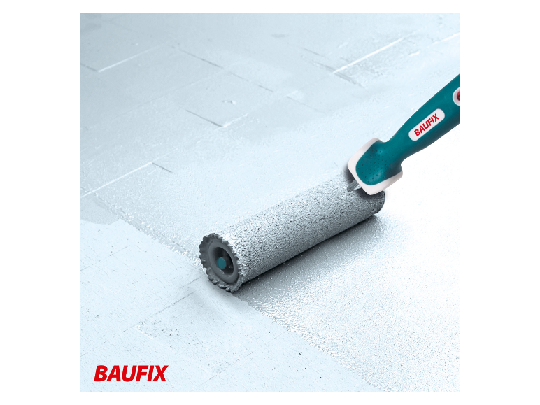 Peinture Baufix appliquée au rouleau sur un sol.
