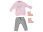Un sweat-shirt rose avec un cœur, un pantalon gris et des bottes roses pour une poupée.