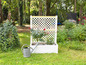Un support de plantes blanc avec treillis et arrosoir dans un jardin.