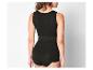 Un top de lingerie noir, sans couture, pour modeler la silhouette.