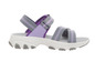 Une paire de sandales grises avec des détails violets.