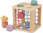 Cube d'activités en bois avec élastiques colorés et blocs de formes variées.