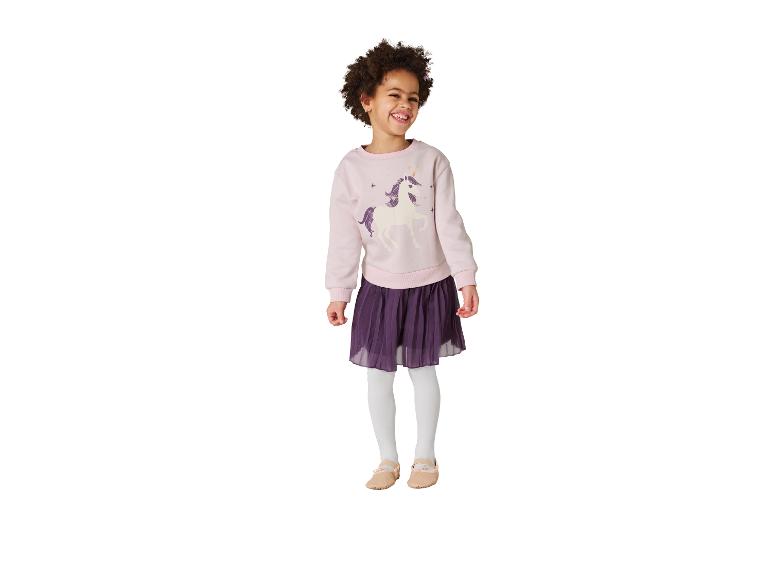 Fille en haut licorne rose à manches longues et jupe plissée violette.