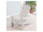 Chaise Adirondack grise avec porte-gobelet dans une pièce avec une plante.