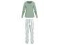 Un haut à manches longues vert avec une poche et un pantalon de pyjama rayé.