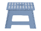 Tabouret pliable en plastique bleu à pois blancs.