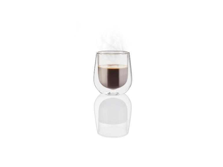 Une tasse d'espresso chaud dans un gobelet à double paroi en verre.