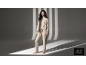 Femme en ensemble d'intérieur beige trois pièces dans un studio avec effets d'ombres.