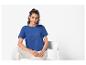 Modèle portant un t-shirt bleu et un pantalon blanc.