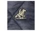Détail d'un logo brodé d'un cavalier à cheval sur un tissu matelassé bleu foncé.
