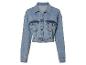 Une veste en jean bleu clair à manches longues.