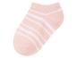Chaussettes roses à rayures blanches pour bébé.