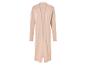 Un cardigan rose en tricot pour femme.