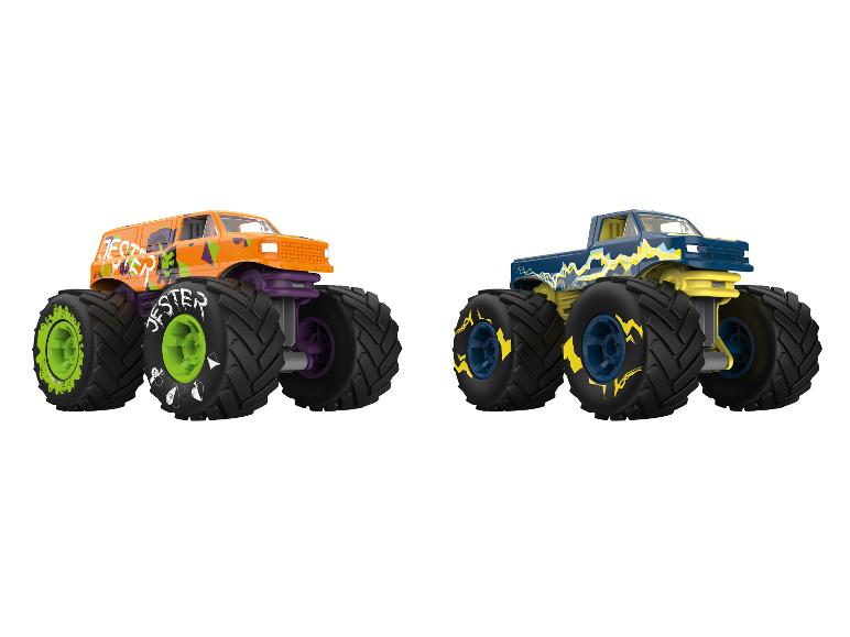 Deux monster trucks, un orange avec la marque 'Jester' et un bleu avec des éclairs.