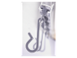 Gros plan sur un crochet en plastique gris fixé sur un profil en aluminium.