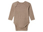 Un body bébé beige à manches longues.