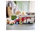 Minifigurines Lego campant avec un camping-car, un feu de camp et une guitare.