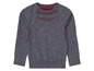 Un sweat-shirt gris avec des accents rouges.