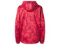 Un sweat à capuche rouge à motif camouflage.