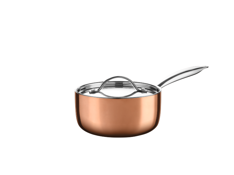 Casserole en cuivre avec couvercle et poignée métallique.