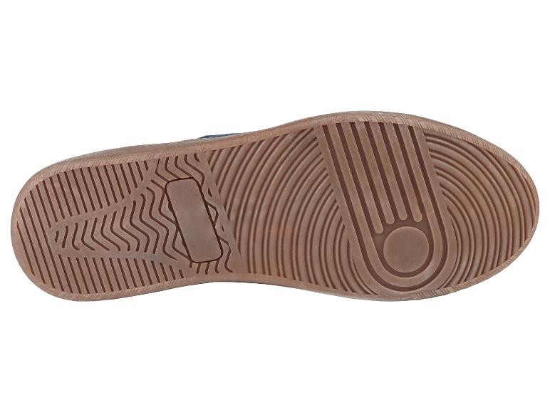 La semelle d'une sneaker bleue avec un motif en caoutchouc.