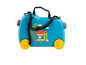 Une valise bleue avec des roulettes, une bandoulière et un motif Peppa Pig.